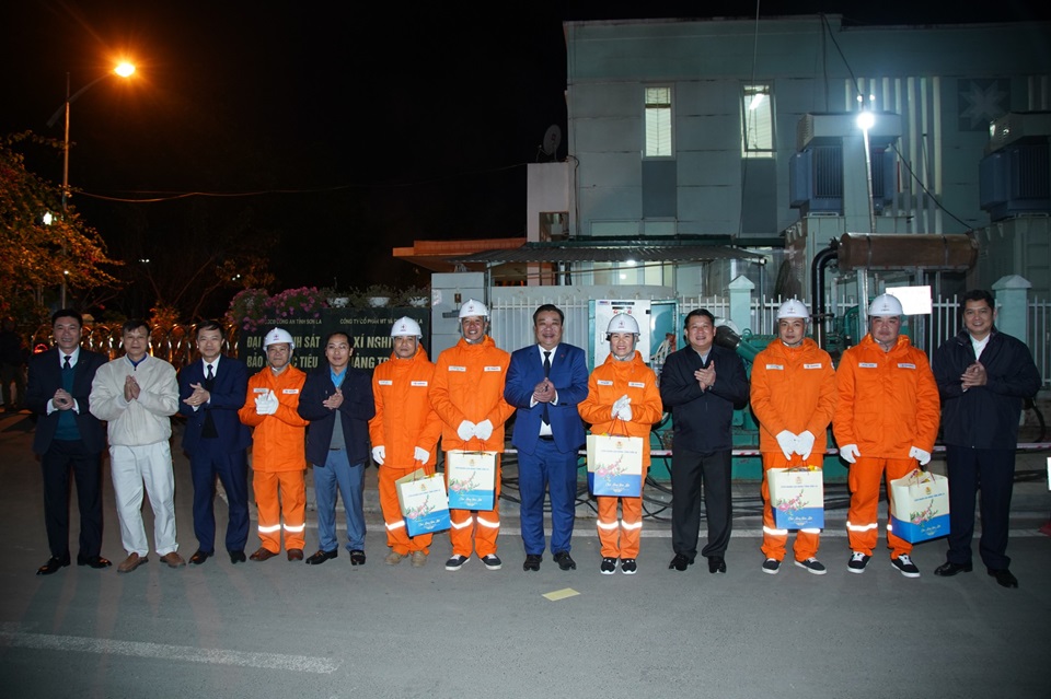Tin truyền hình: Đ/c Lò Minh Hùng chúc Tết một số đơn vị trực đêm Giao thừa